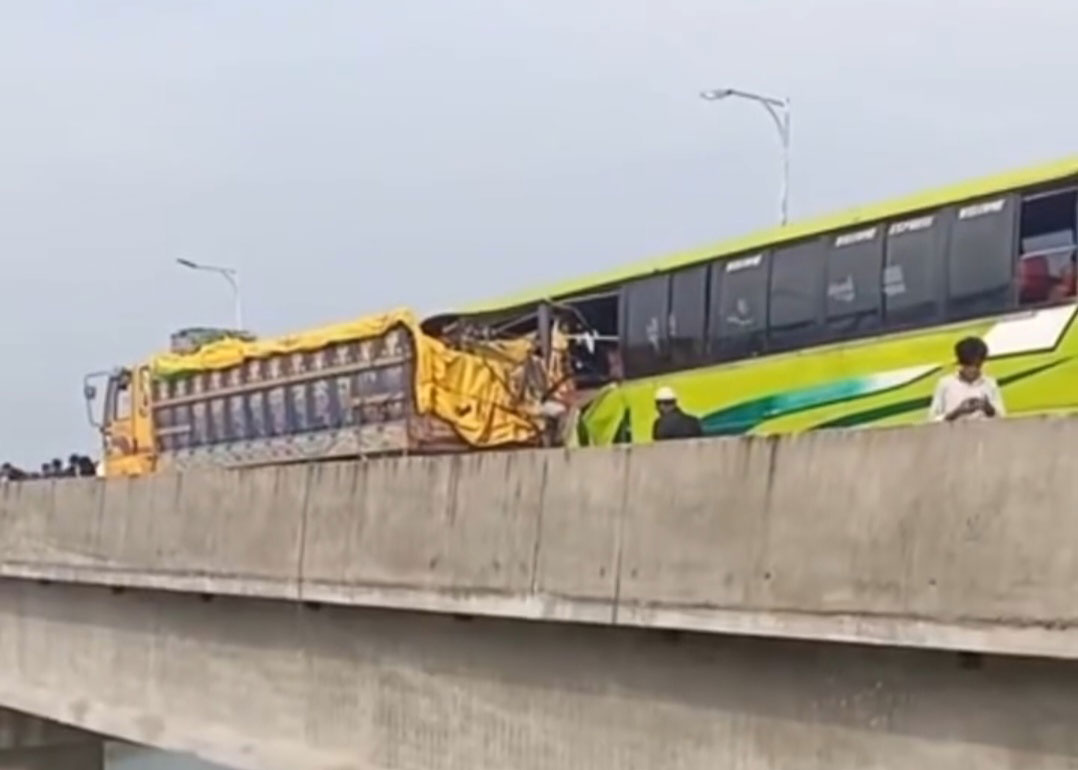 আড়িয়াল খাঁ সেতুতে ট্রাকের পেছনে বাসের ধাক্কা, নিহত ৩