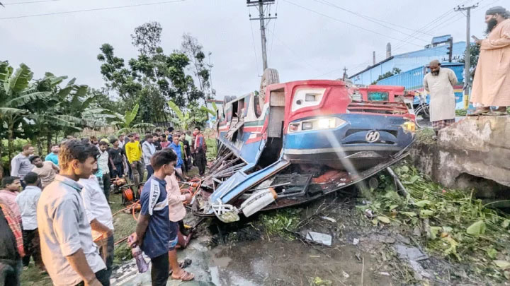 ফুলবাড়ীতে যাত্রীবাহী বাস নিয়ন্ত্রণ হারিয়ে খাদে পড়ে নিহত ১, আহত ১৪