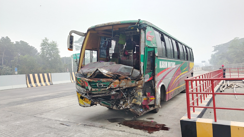 ঘন কুয়াশায় ঢাকা-ভাঙ্গা এক্সপ্রেসওয়েতে তিন গাড়ির সংঘর্ষ, আহত ১০