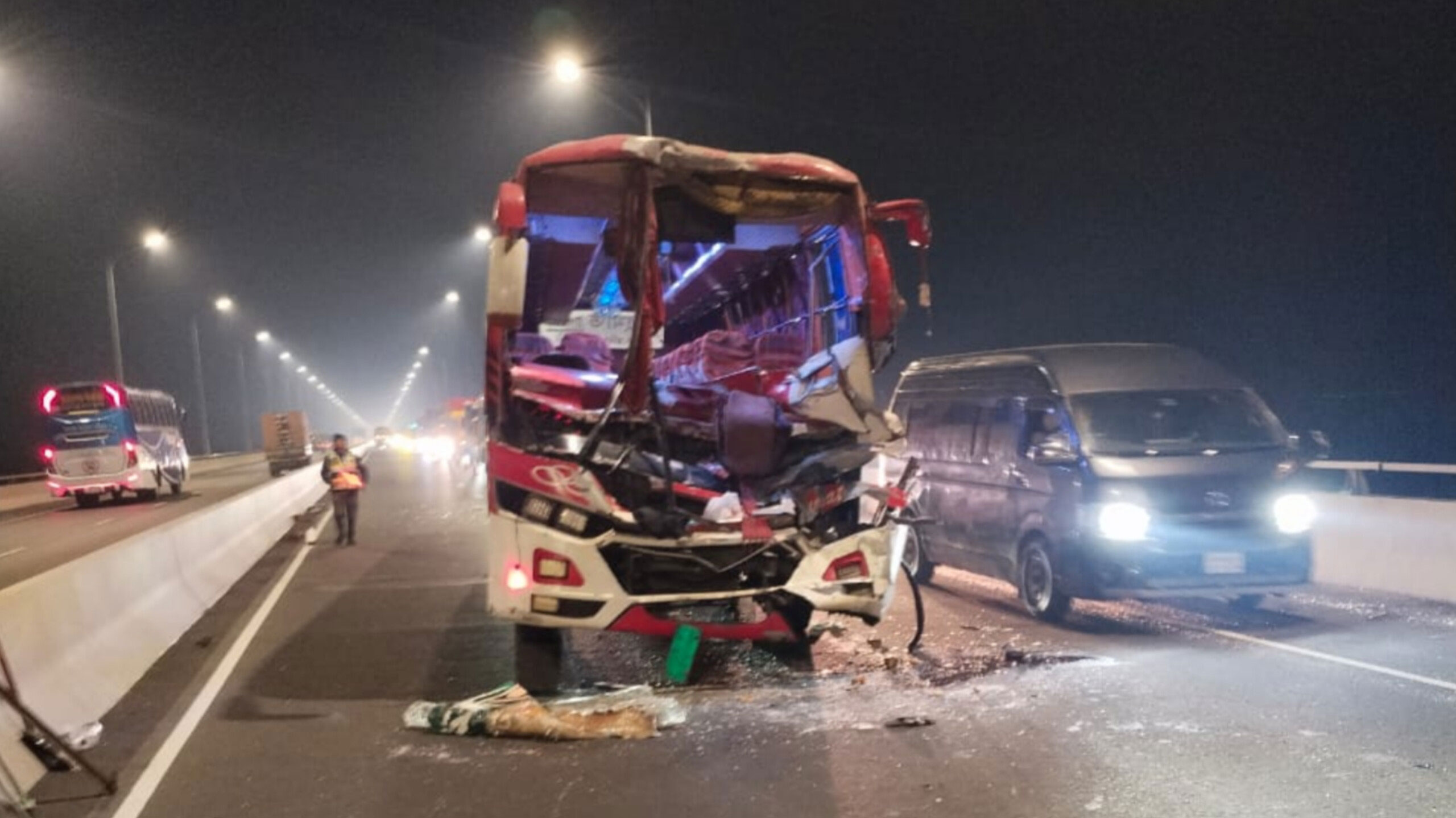 পদ্মা সেতুতে এক বাসের পেছনে আরেক বাসের ধাক্কা, হেলপার নিহত