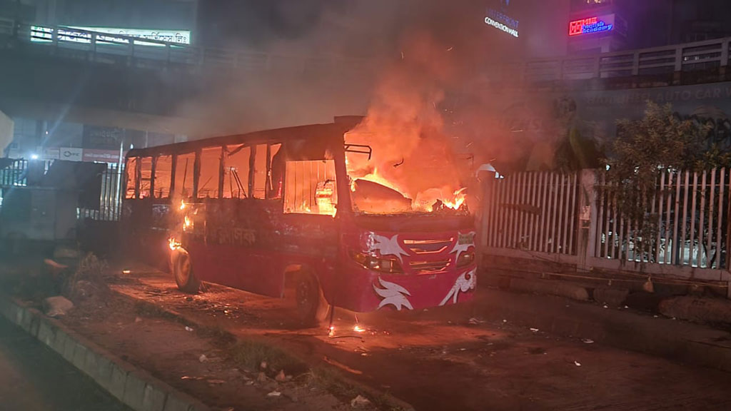 রামপুরায় টিভি ভবনের সামনে বাসে আগুন