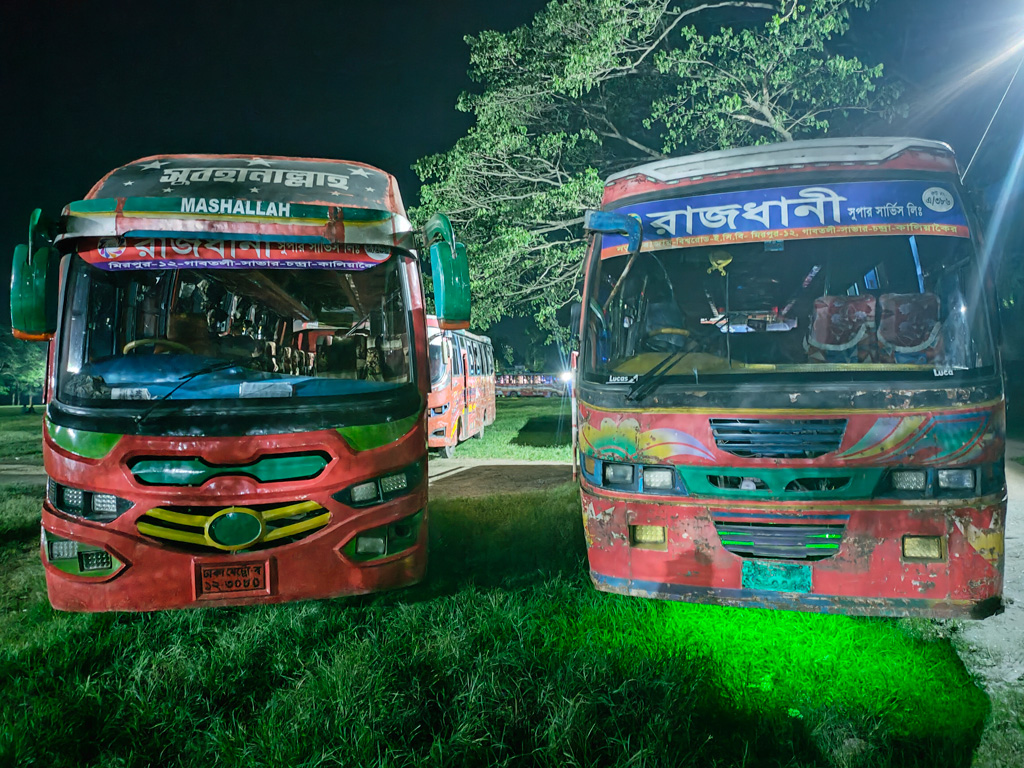 চলন্ত বাস থেকে জাবি শিক্ষার্থীকে ধাক্কা, রাজধানী পরিবহনের ২৬ বাস আটক