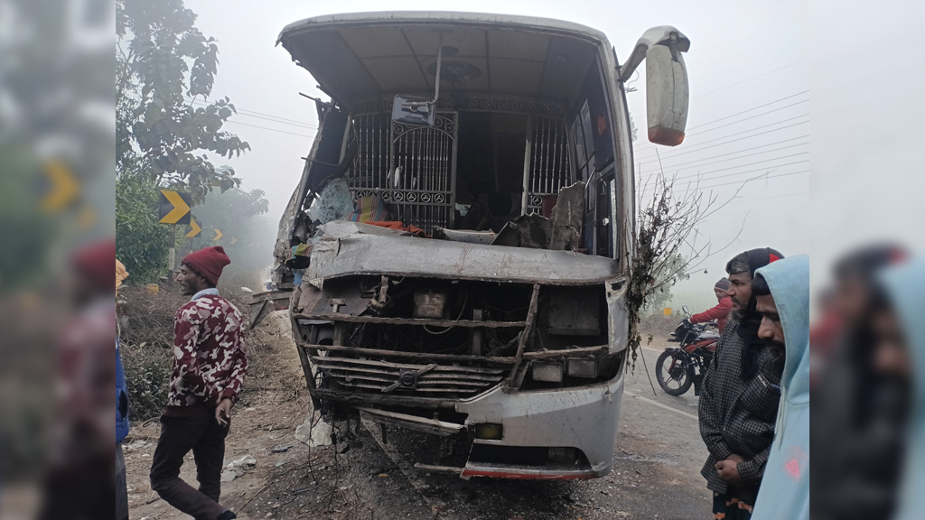 ঠাকুরগাঁওয়ে ঘন কুয়াশায় বাসের সঙ্গে তেলের লরির ধাক্কা, আহত ৬