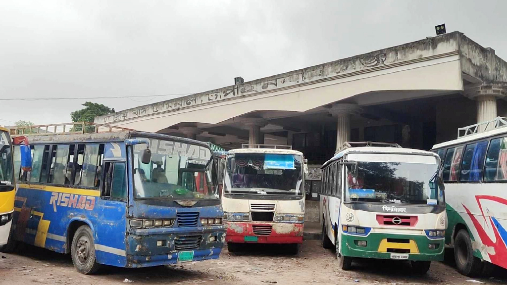 চাঁদা আদায় নিয়ে দুপক্ষের বিরোধ, চাঁপাইনবাবগঞ্জে সব ধরনের বাস চলাচল বন্ধ