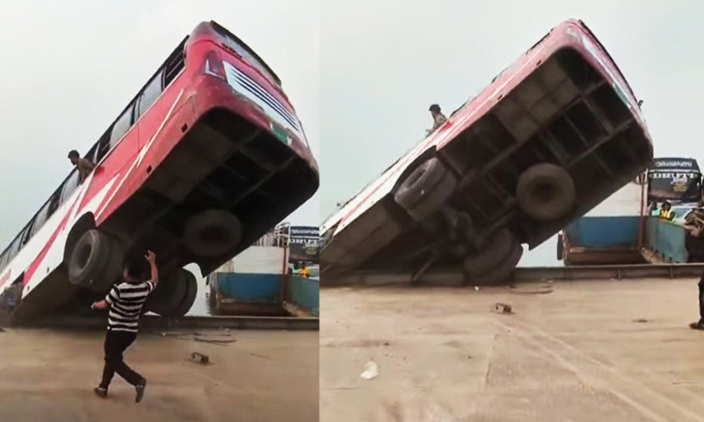 ফেরিতে ওঠার সময় নদীতে পড়ে গেল যাত্রীসহ বাস, বহু হতাহতের শঙ্কা