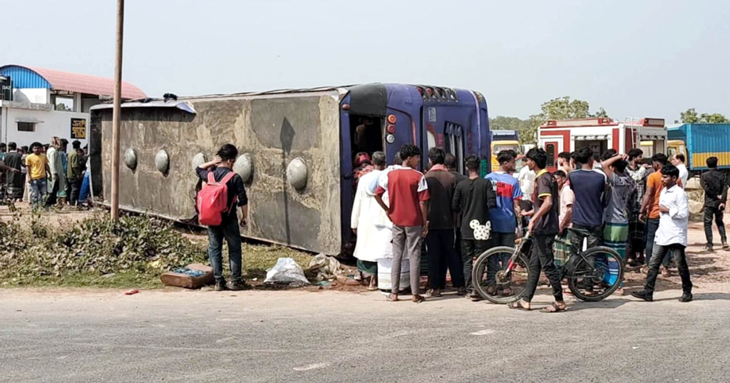 ফরিদপুরে বাস উল্টে নিহত ২