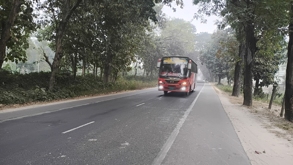 সূর্যের দেখা নেই, কনকনে ঠান্ডায় কাবু জনজীবন