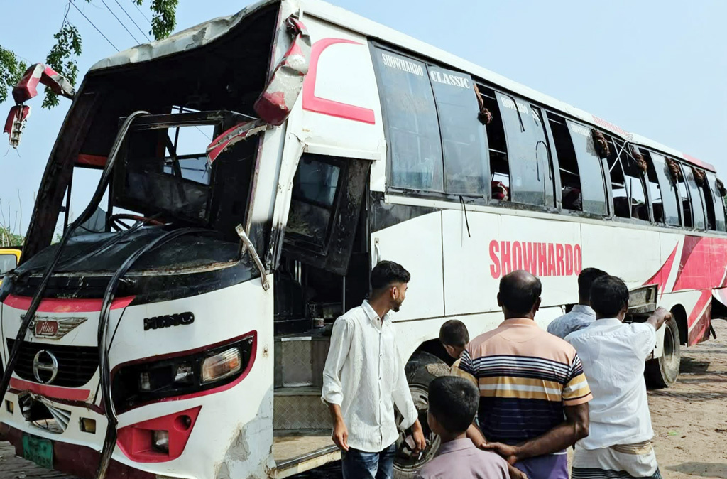দৌলতদিয়ায় দুর্ঘটনা: সেই বাসের নিবন্ধন স্থগিত, মালিককে শোকজ