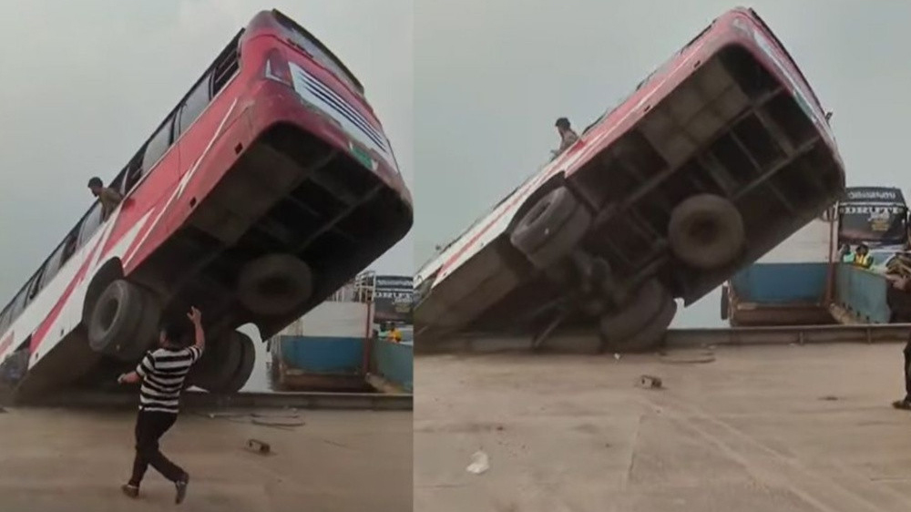 ফেরিতে ওঠার সময় নদীতে পড়ে গেল যাত্রীসহ বাস, বহু হতাহতের শঙ্কা