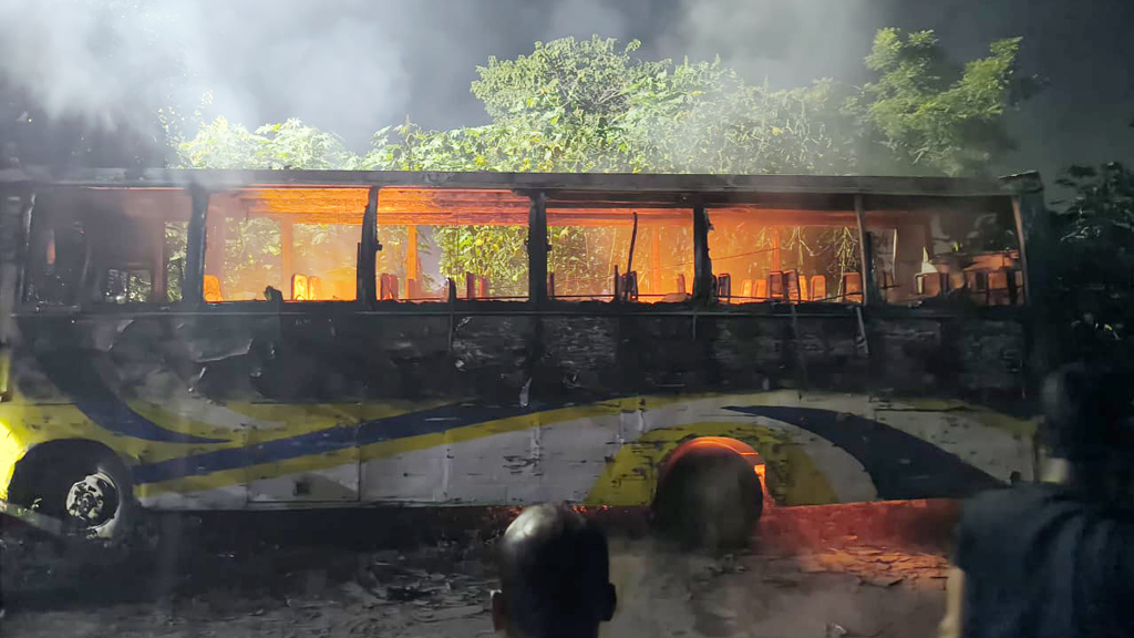 ঢাকার সাভার ও ধামরাইয়ে আধা ঘণ্টার ব্যবধানে দুই বাসে আগুন