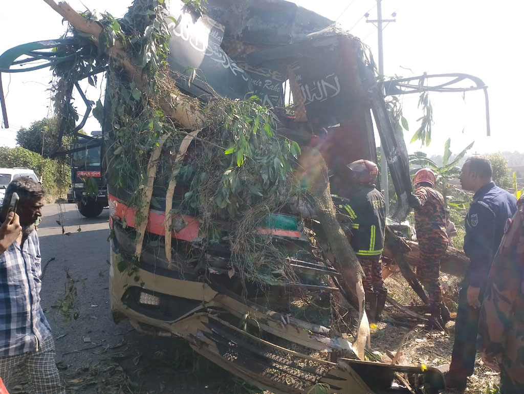 চৌদ্দগ্রামে নিয়ন্ত্রণ হারিয়ে গাছের সঙ্গে যাত্রীবাহী বাসের ধাক্কা, নিহত ৩