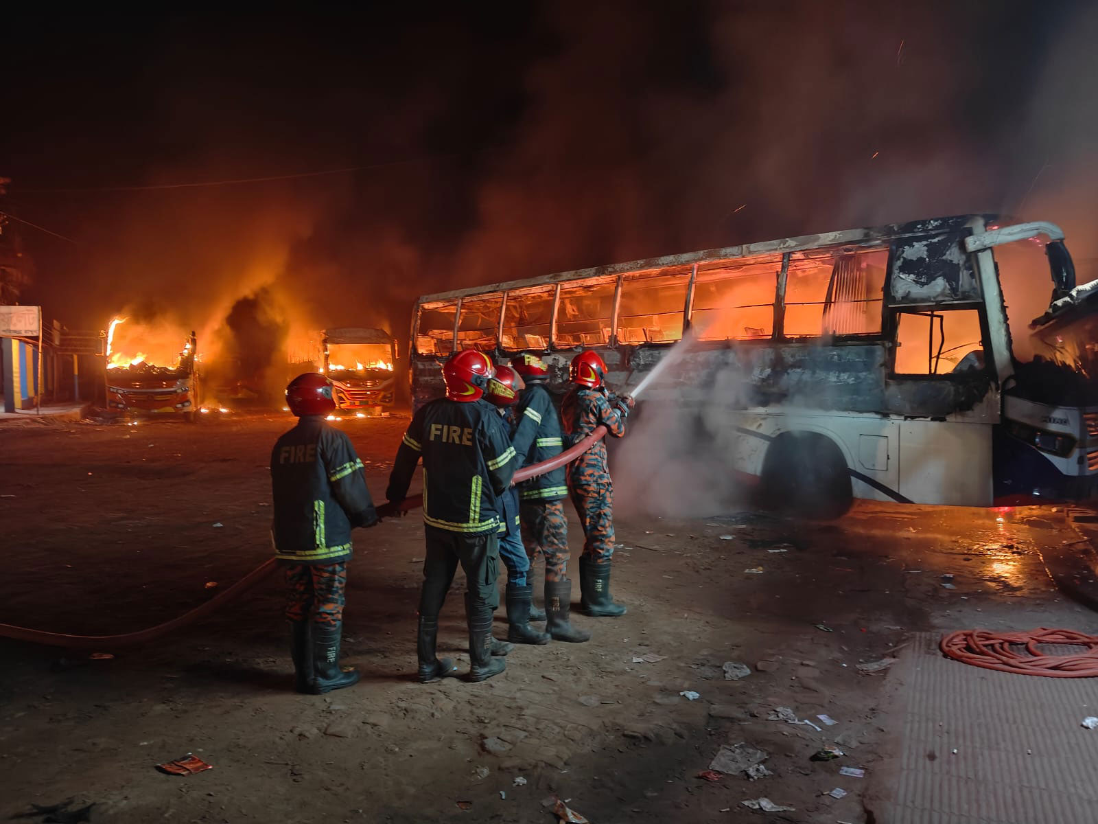 ফিলিং স্টেশনে যুবককে পিটিয়ে হত্যার ঘটনায় ৩ বাসে আগুন, শ্রমিকদের মহাসড়ক অবরোধ