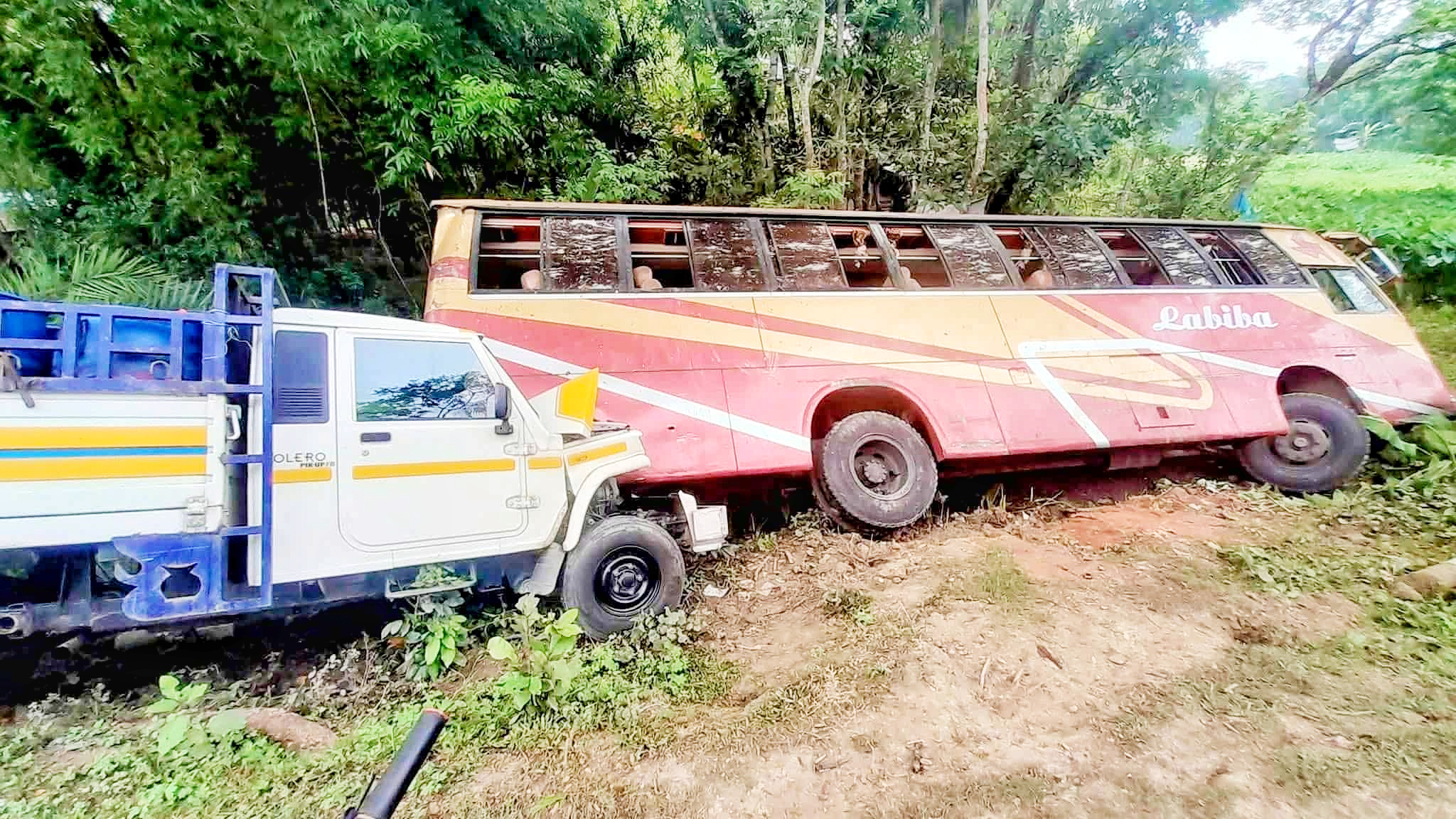 বাস খাদে পড়ার এক ঘণ্টা পর গর্তে এসে পিকআপের ধাক্কা