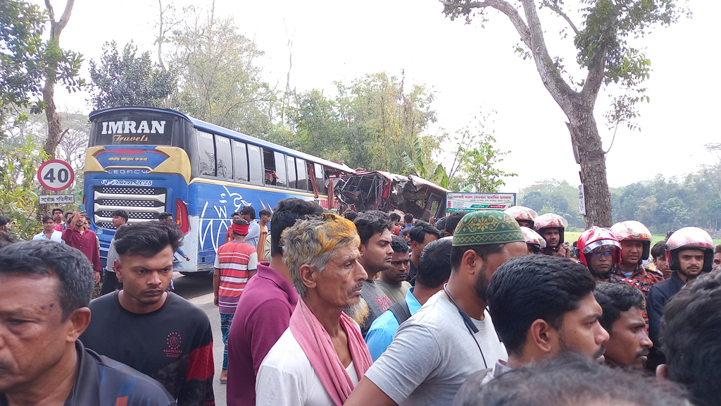 মাদারীপুরে দুটি যাত্রীবাহী বাসের মুখোমুখি সংঘর্ষ, নিহত ২