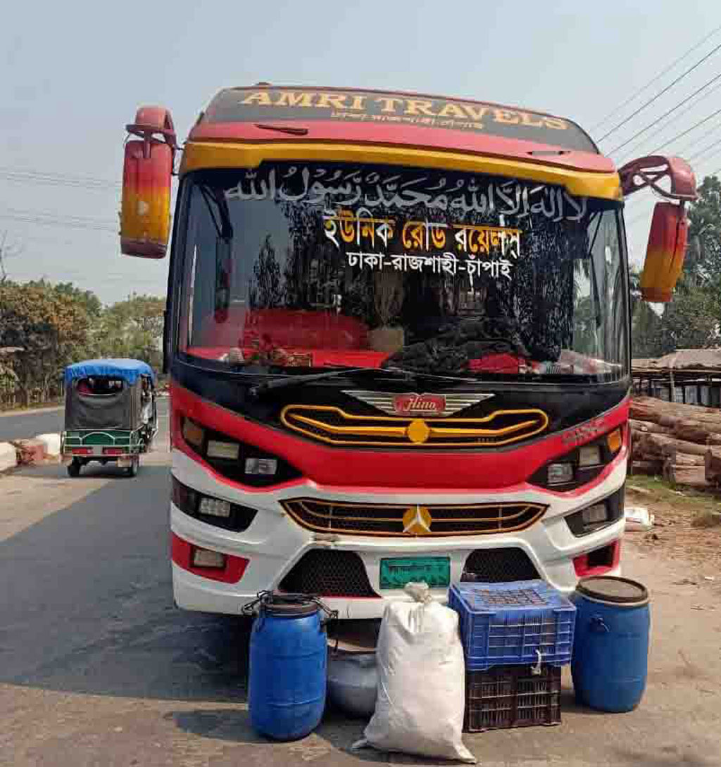 জব্দ করা বাস। ছবি: আজকের পত্রিকা