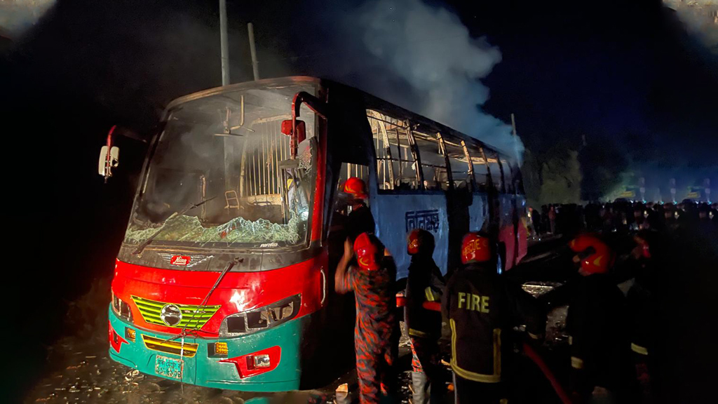 অসুস্থ বাবাকে দেখতে গিয়ে লাশ হলো ছেলে, বাসে আগুন দিল বিক্ষুব্ধরা