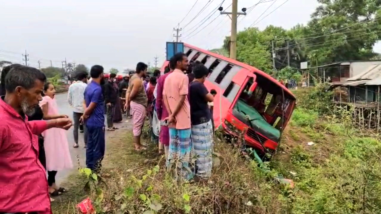 নিয়ন্ত্রণ হারিয়ে ৩ যানকে চাপা দিল বাস, নারীসহ নিহত ২
