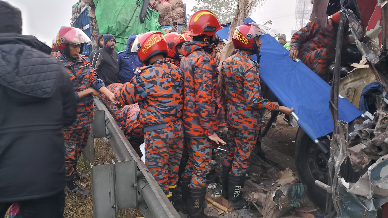 ঘন কুয়াশায় এক্সপ্রেসওয়েতে থেমে থাকা ট্রাকের পেছনে বাসের ধাক্কা, সুপারভাইজার নিহত
