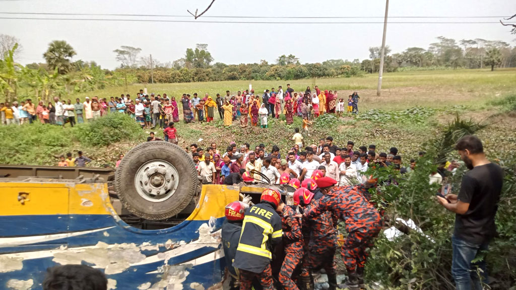 ট্রাকের সঙ্গে সংঘর্ষে বাস উল্টে খাদে, নারী নিহত