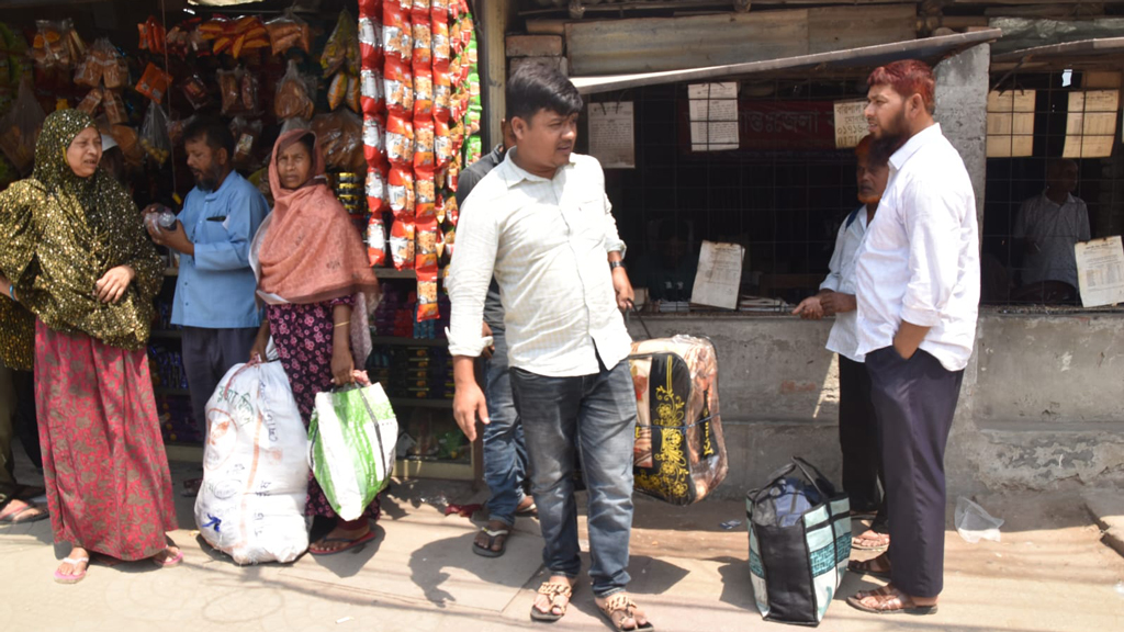 নাটোরে রাজশাহীর বাস চলতে না দেওয়ার অভিযোগ, যাত্রীদের দুর্ভোগ