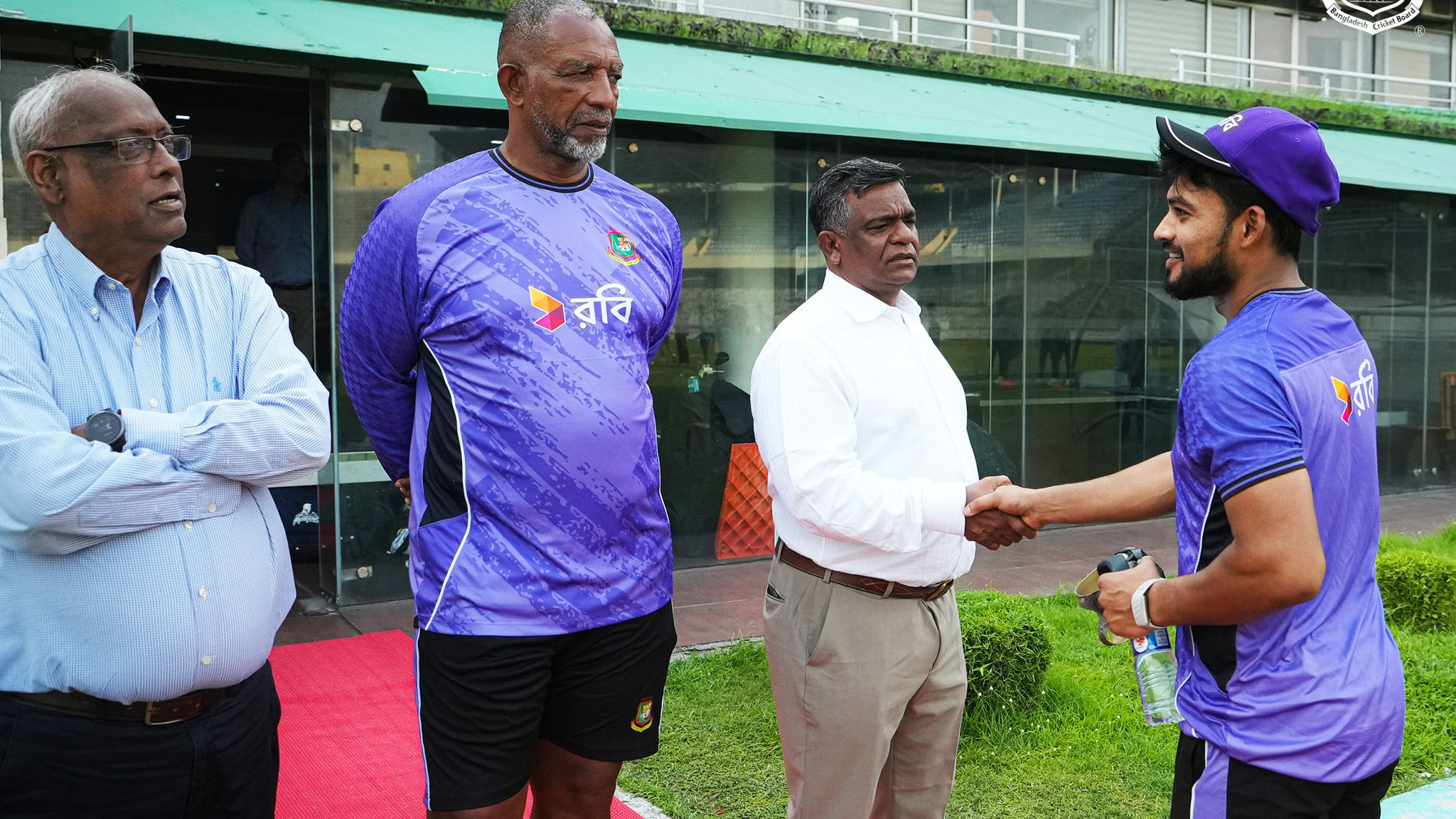 ‘পাটা এবং পুতার মাঝখানে পড়ে খেলোয়াড়-কোচ যেন ভর্তা না হয়ে যায়’