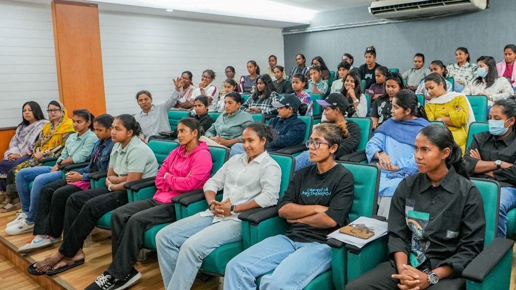 নারী ক্রিকেটারদের কী শেখাচ্ছে বিসিবি