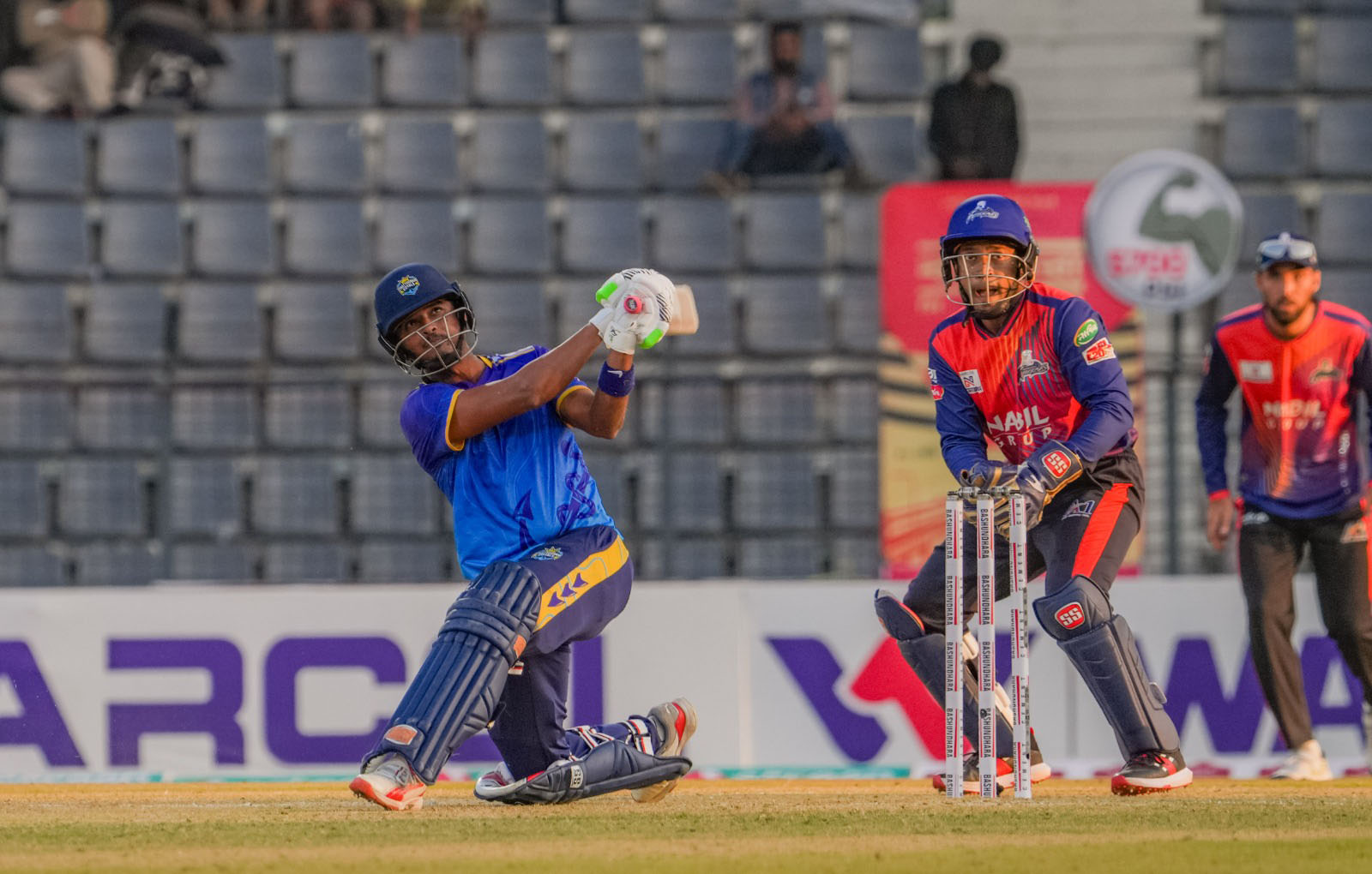 শেষ বলের রোমাঞ্চে রাজশাহীকে হারিয়ে শীর্ষেই রইল চট্টগ্রাম