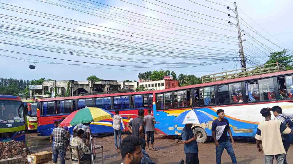 সরকারি হারের চেয়ে বেশি বাসভাড়া আদায়, ক্ষুব্ধ যাত্রীরা