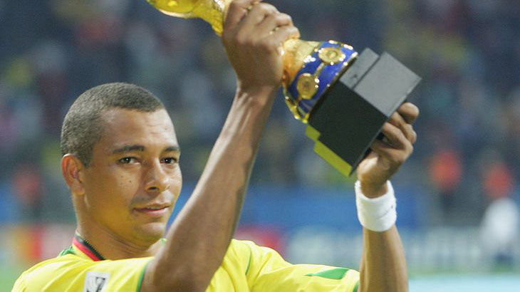 ঢাকায় বিশ্বকাপ ট্রফির সঙ্গে আসছেন ব্রাজিলের  বিশ্বকাপজয়ী ফুটবলার