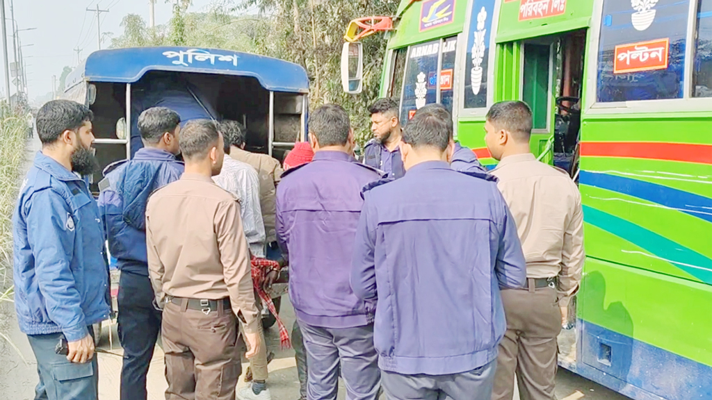 চলন্ত বাসে দলবদ্ধ ধর্ষণের শিকার নারী, চালকসহ আটক ৩