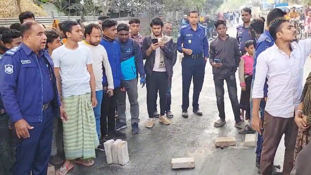 সাঁথিয়ায় বাস ও অটোভ্যানের সংঘর্ষে গৃহবধূ নিহত, আহত ২