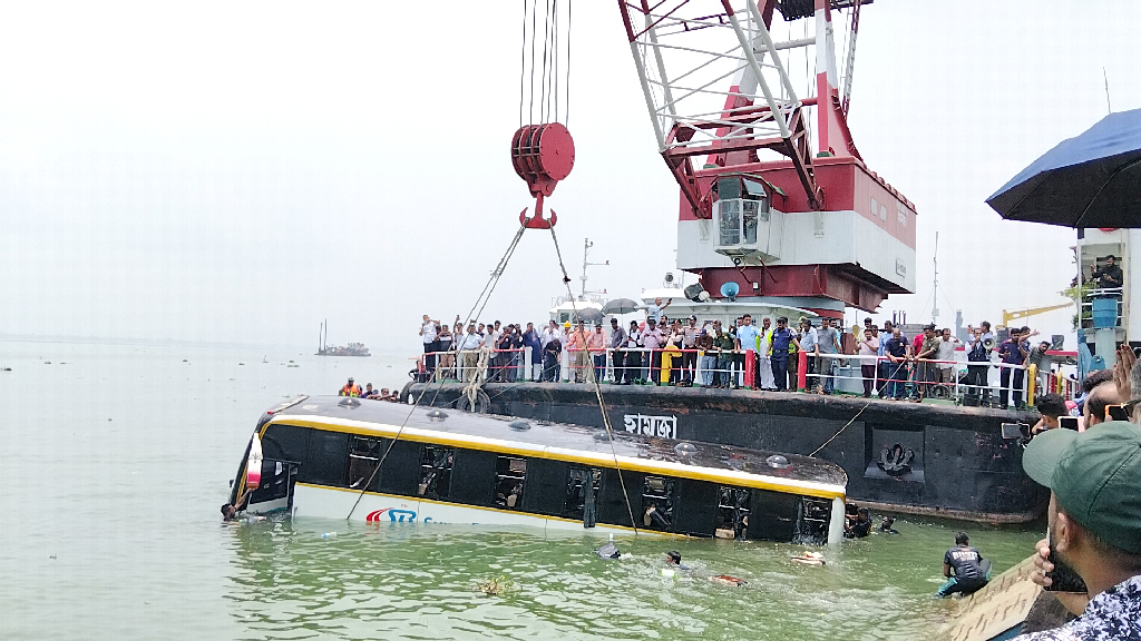 দৌলতদিয়ায় বাস নদীতে পড়ার ঘটনায় ৭ সদস্যের তদন্ত কমিটি
