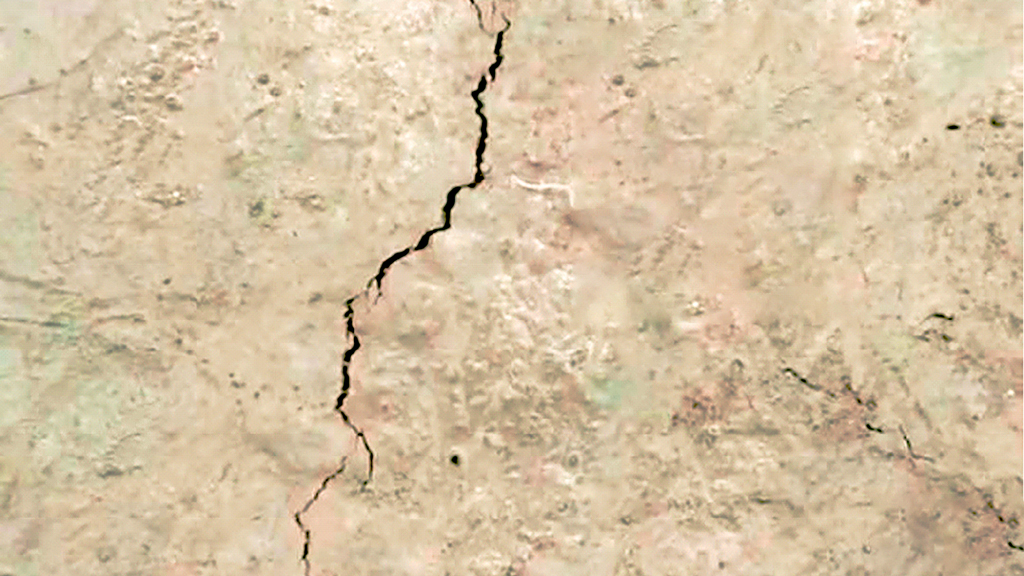 গাজীপুরের শ্রীপুর: সড়কে ফাটল, কাজের মান নিয়ে অভিযোগ