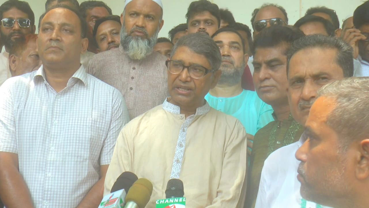 আওয়ামী লীগ নিষিদ্ধের বিষয়টা একটি বড় ইস্যু: আযম খান