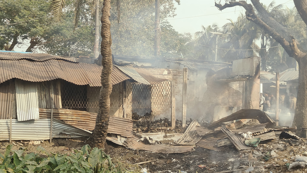 বাঁশখালীতে আগুনে ৯ দোকান পুড়ে ৩০ লাখ টাকার ক্ষতি