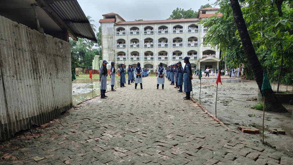 ডিসি আসবেন বলে বিদ্যালয়ের মাঠে রাতারাতি হয়ে গেল রাস্তা