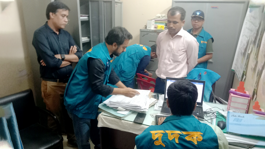 বাঁশখালীতে ঘুষের টাকাসহ পরিবার পরিকল্পনার অফিস সহকারী আটক