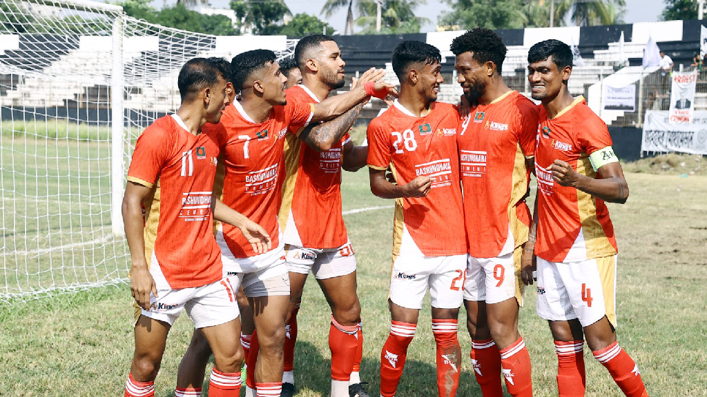 ১০ জন নিয়ে চ্যালেঞ্জ কাপের শিরোপা ধরে রাখল বসুন্ধরা