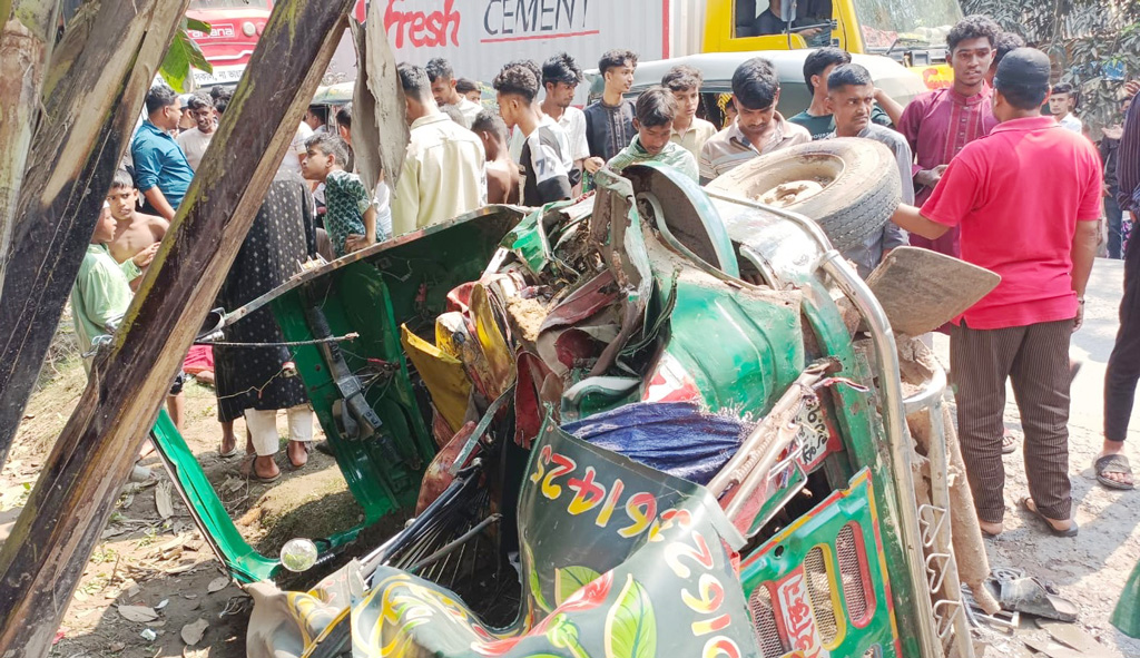 দেবিদ্বারে বাসের চাপায় সিএনজিচালিত অটোরিকশা দুমড়েমুচড়ে নিহত ১, আহত ৩