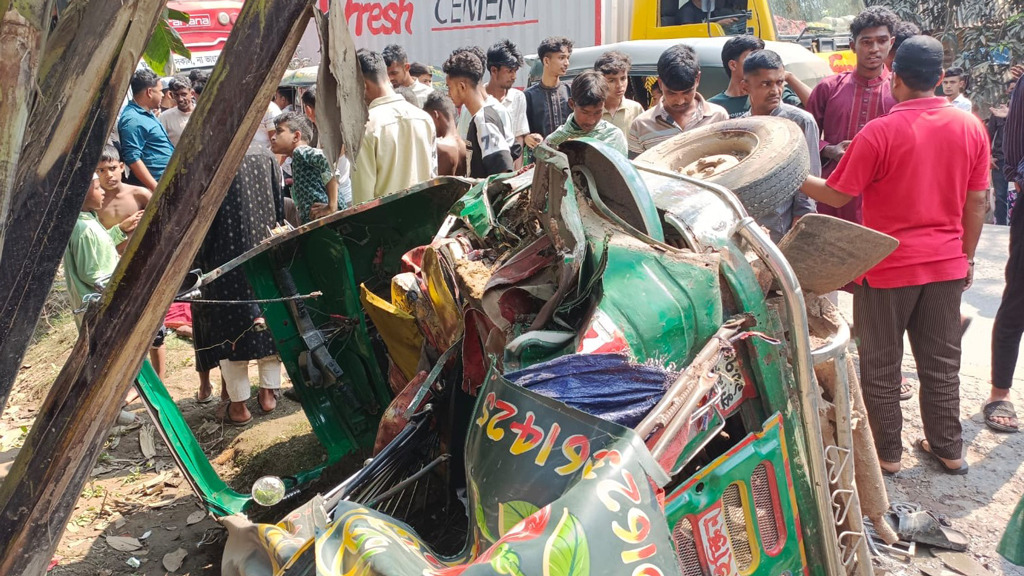 দেবিদ্বারে বাসের চাপায় সিএনজিচালিত অটোরিকশা দুমড়েমুচড়ে নিহত ২, আহত ২