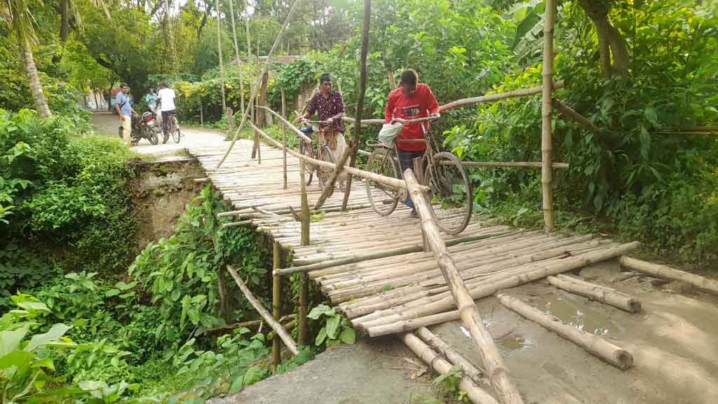 এক বছরেও নির্মাণ হয়নি ব্রিজ, বাঁশের সাঁকোয় স্বস্তি খুঁজছে ছয় গ্রামের মানুষ