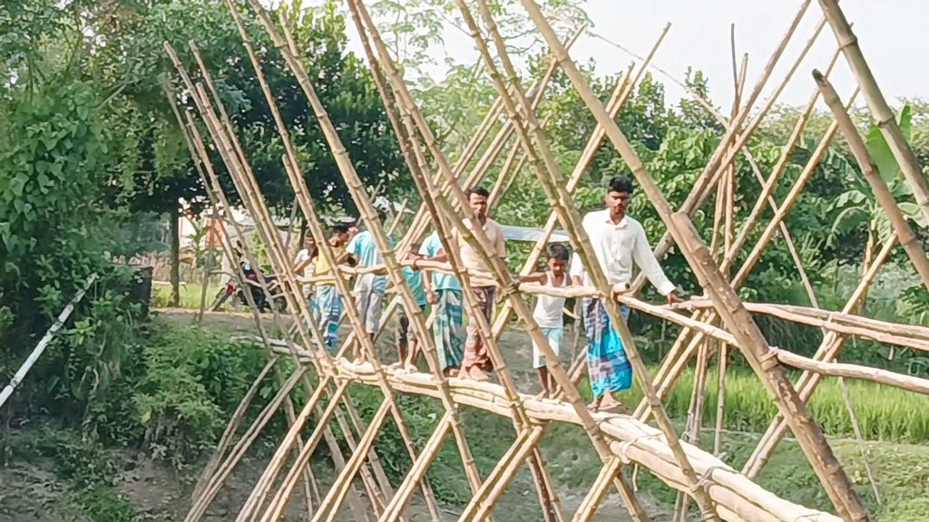 ত্রিশালে ঝুঁকিপূর্ণ বাঁশের সাঁকোয় চলাচল: ‘মানুষ মরলেও বিরিজ করার খবর নাই’