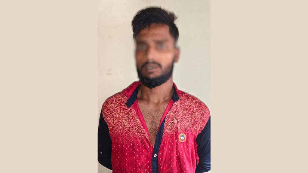 কক্সবাজার সৈকতে প্রকাশ্যে স্ত্রীকে মারধরের অভিযোগে স্বামী গ্রেপ্তার
