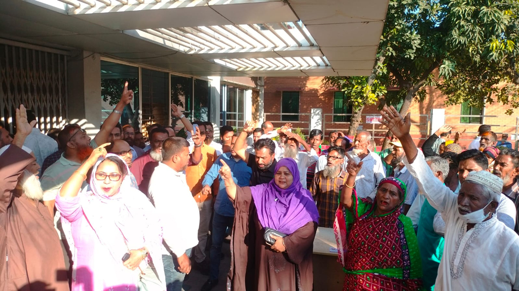 বরিশাল সিটি করপোরেশনে বিক্ষোভ, প্রশাসকের বিদায়ী সংবর্ধনা পণ্ড