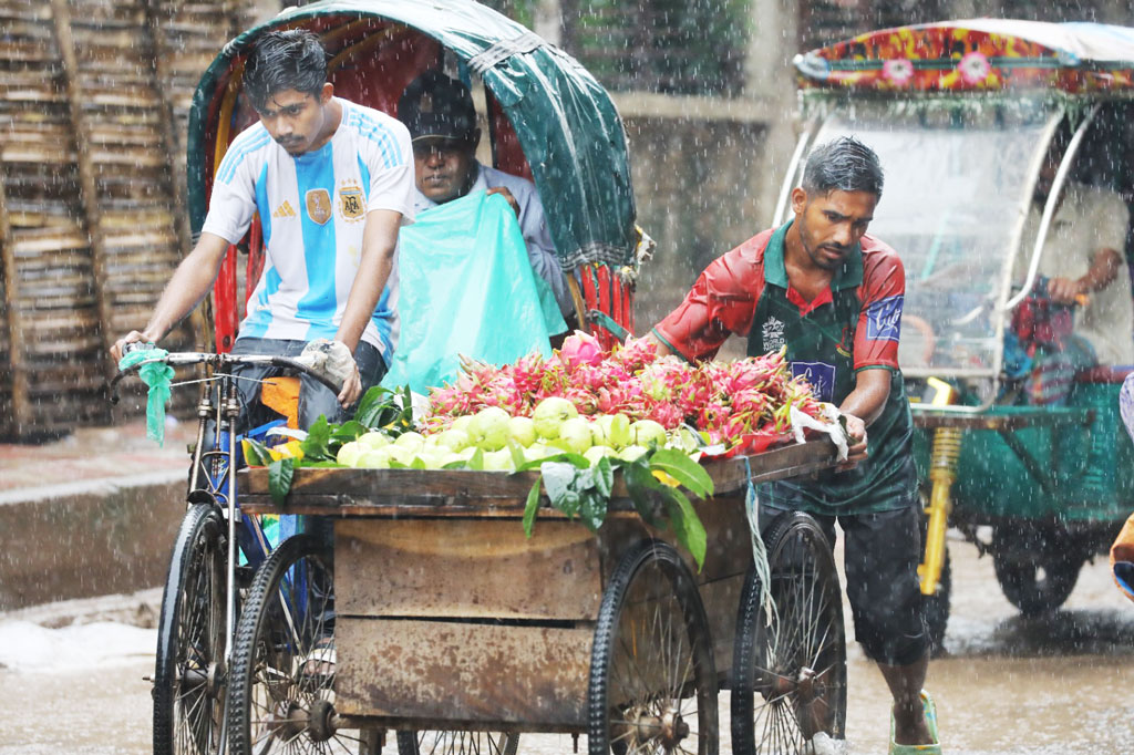 লঘুচাপের প্রভাবে রাজধানীসহ সারাদেশে শুরু হওয়া মাঝারি থেকে ভারী বৃষ্টি এখনো অব্যাহত রয়েছে। টানা বর্ষণে কারণে জনজীবনে অনেকটা দুর্ভোগ পোহাতে হচ্ছে। ছবি: হাসান রাজা