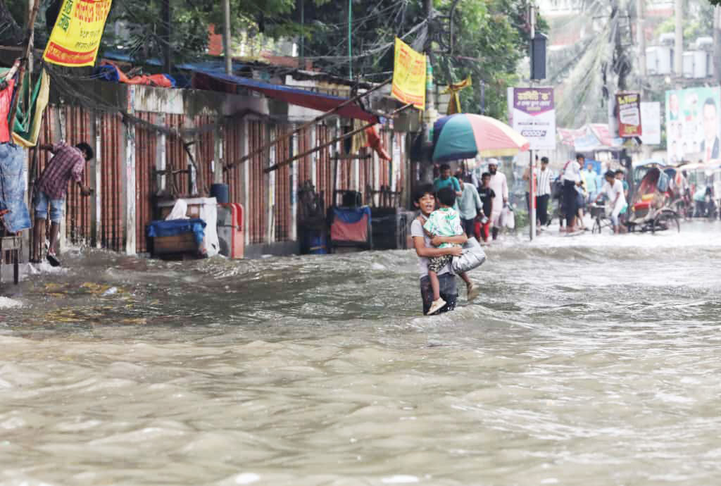 ছয় ঘণ্টার বৃষ্টিতে রাজধানীতে জলজট, নগরবাসীর ভোগান্তি
