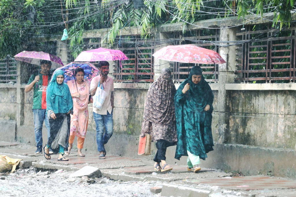 লঘুচাপের প্রভাবে রাজধানীসহ সারাদেশে শুরু হওয়া মাঝারি থেকে ভারী বৃষ্টি এখনো অব্যাহত রয়েছে। টানা বর্ষণে কারণে জনজীবনে অনেকটা দুর্ভোগ পোহাতে হচ্ছে। ছবি: হাসান রাজা
