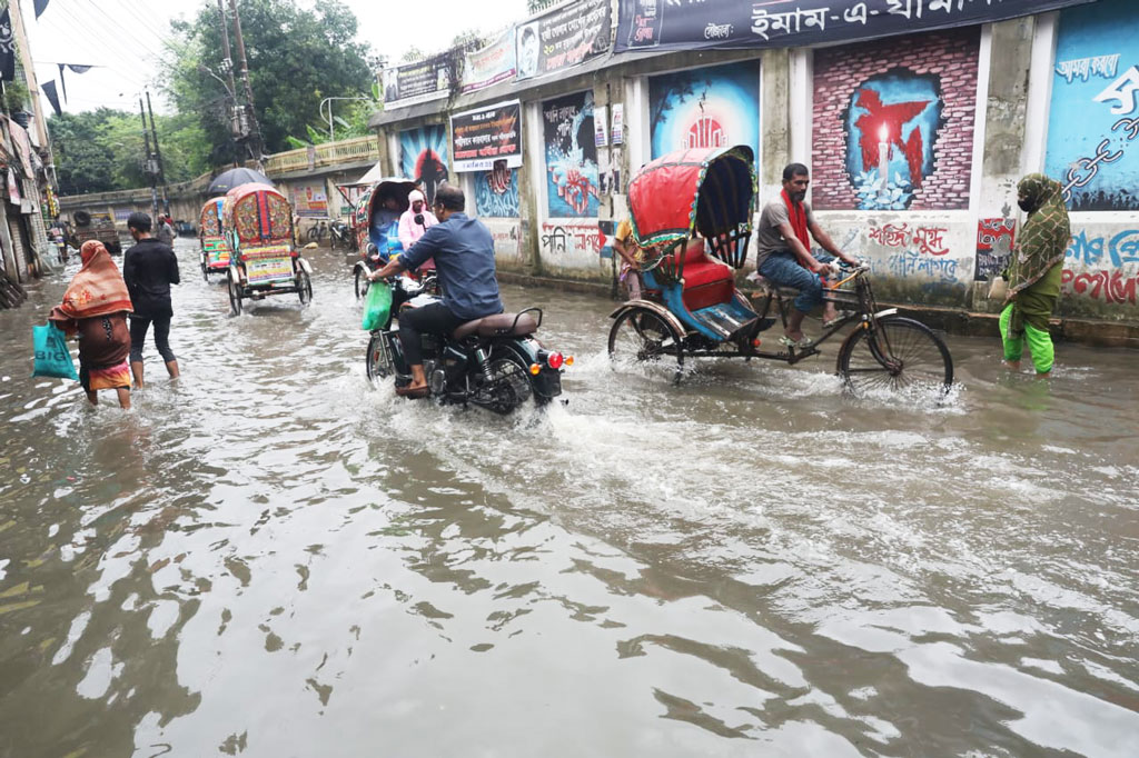 ২৪ ঘন্টা টানা গুঁড়ি গুঁড়ি বৃষ্টিতে রাজধানীর হোসনি দালান রোডে জলাবদ্ধতা সৃষ্টি হয়েছে। হাঁটুজল মাড়িয়ে চলাফেরা করতে হচ্ছে এলাকাবাসীকে। ছবি জাহেদুল ইসলাম