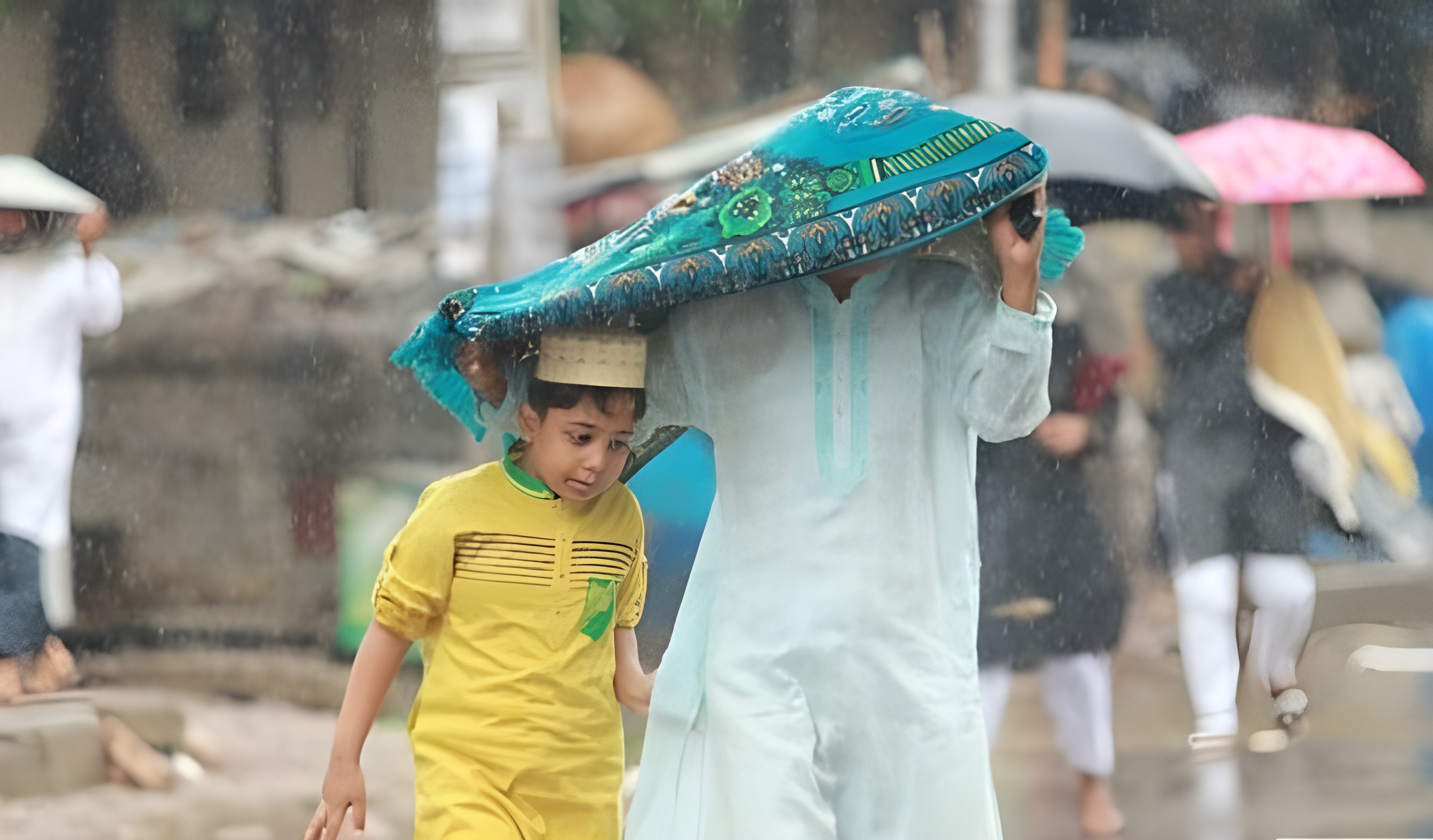 বৃষ্টির কারণে জুমায় যেতে না পারলে করণীয় কী