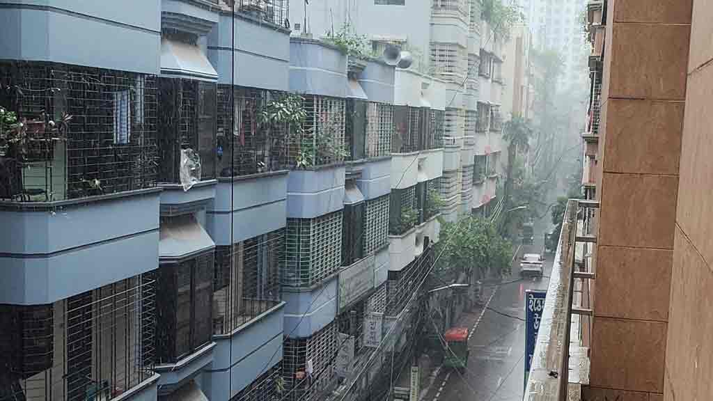 ছুটির দিন সকালবেলায় একপশলা বৃষ্টি, পূর্বাভাসে সুখবর